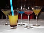 Koktejli od leve proti desni: Sidecar, Tequila Sunrise, Blue Lady, Cosmopolitan, Amaretto Sour.
